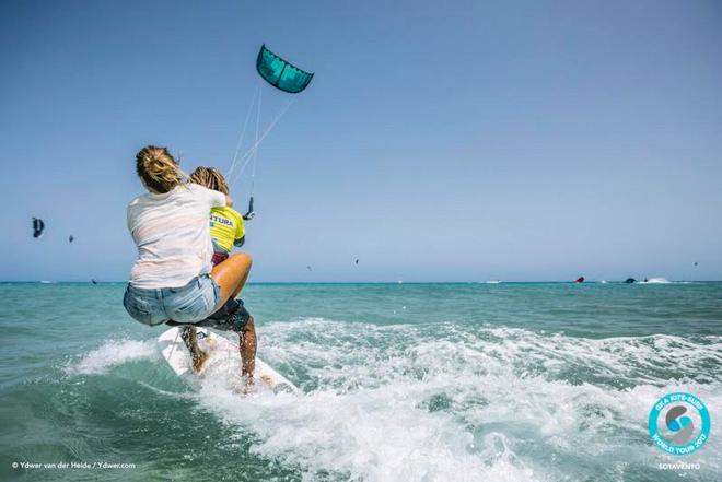 Day 5 – Airton picks up a fan – GKA Kite-Surf World Tour ©  Ydwer van der Heide